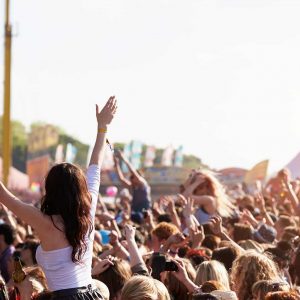 crowds-enjoying-themselves-at-outdoor-music-P4CNS8V.jpg